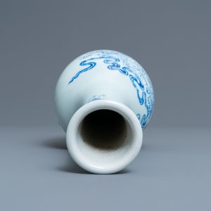 A Chinese blue and white bottle vase with go-players, 19/20th C. — photo 5