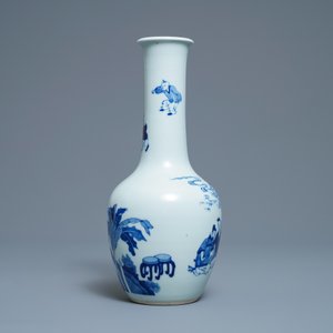 A Chinese blue and white bottle vase with go-players, 19/20th C. — photo 3
