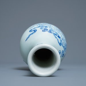 A Chinese blue and white bottle vase with go-players, 19/20th C. — photo 5