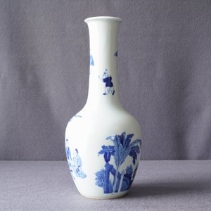 A Chinese blue and white bottle vase with go-players, 19/20th C. — photo 10