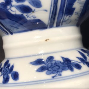 A Chinese blue and white bottle vase with horseriders and landscapes, Kangxi — 照片 9