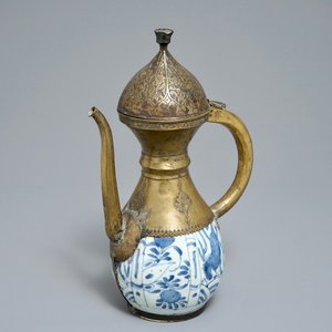 A Chinese blue and white bottle vase with Islamic brass mount, Wanli — photo 1