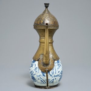 A Chinese blue and white bottle vase with Islamic brass mount, Wanli — photo 3