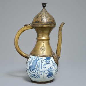 A Chinese blue and white bottle vase with Islamic brass mount, Wanli — photo 4