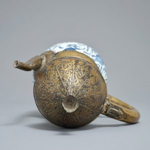 A Chinese blue and white bottle vase with Islamic brass mount, Wanli — photo 6