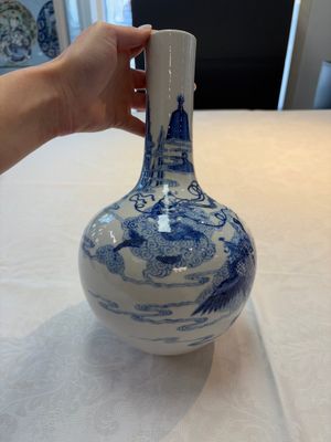 A Chinese blue and white bottle vase with narrative design, Qianlong mark, 19th C. — photo 1