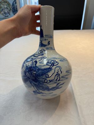 A Chinese blue and white bottle vase with narrative design, Qianlong mark, 19th C. — photo 2