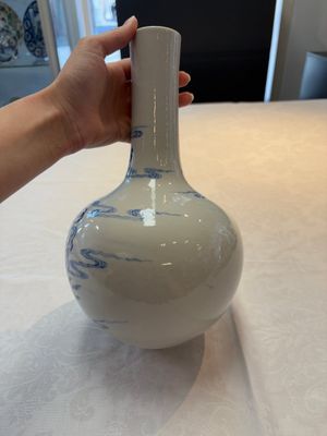 A Chinese blue and white bottle vase with narrative design, Qianlong mark, 19th C. — photo 3