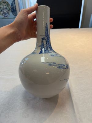 A Chinese blue and white bottle vase with narrative design, Qianlong mark, 19th C. — photo 4