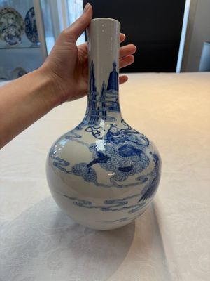 A Chinese blue and white bottle vase with narrative design, Qianlong mark, 19th C. — photo 5