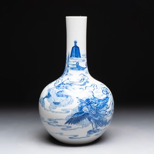 A Chinese blue and white bottle vase with narrative design, Qianlong mark, 19th C. — photo 1