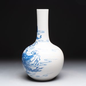 A Chinese blue and white bottle vase with narrative design, Qianlong mark, 19th C. — photo 2