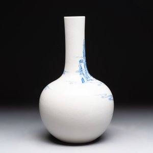 A Chinese blue and white bottle vase with narrative design, Qianlong mark, 19th C. — photo 3