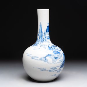 A Chinese blue and white bottle vase with narrative design, Qianlong mark, 19th C. — photo 4