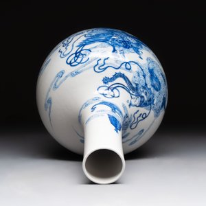 A Chinese blue and white bottle vase with narrative design, Qianlong mark, 19th C. — photo 5