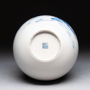 A Chinese blue and white bottle vase with narrative design, Qianlong mark, 19th C. — photo 6