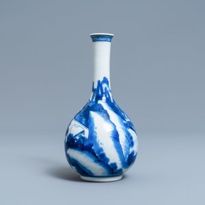 A Chinese blue and white bottle vase with riders on horseback, Kangxi — 照片 3