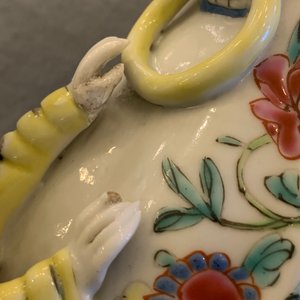 A Chinese blue and white bowl, a figure of a boy and a famille rose wall vase, Kangxi/Qianlong — 照片 12