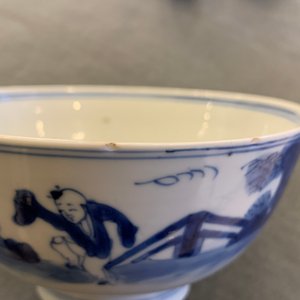A Chinese blue and white bowl, a figure of a boy and a famille rose wall vase, Kangxi/Qianlong — 照片 13