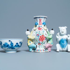 A Chinese blue and white bowl, a figure of a boy and a famille rose wall vase, Kangxi/Qianlong — 照片 2