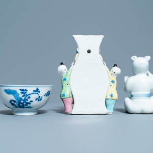 A Chinese blue and white bowl, a figure of a boy and a famille rose wall vase, Kangxi/Qianlong — 照片 4