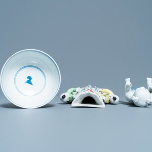 A Chinese blue and white bowl, a figure of a boy and a famille rose wall vase, Kangxi/Qianlong — 照片 6
