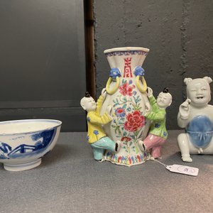 A Chinese blue and white bowl, a figure of a boy and a famille rose wall vase, Kangxi/Qianlong — 照片 8
