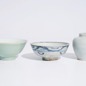 A Chinese blue and white bowl, an incised celadon vase and a celadon bowl, Ming and 19th C. — 照片 1