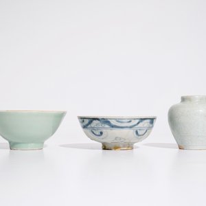 A Chinese blue and white bowl, an incised celadon vase and a celadon bowl, Ming and 19th C. — 照片 2