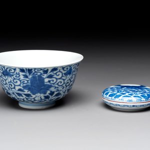 A Chinese blue and white bowl and a covered ink paste box, Guangxu and Jiangxi Ciye Gongsi mark, 19/20th C. — photo 1