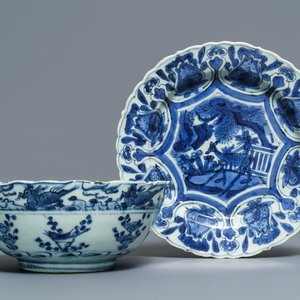 A Chinese blue and white bowl and a kraak porcelain 'deer' plate, Wanli — 照片 1