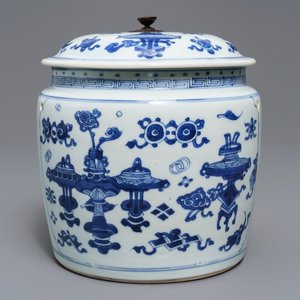 A Chinese blue and white bowl and cover with antiquities design, Kangxi — 照片 1