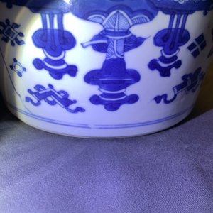 A Chinese blue and white bowl and cover with antiquities design, Kangxi — 照片 15