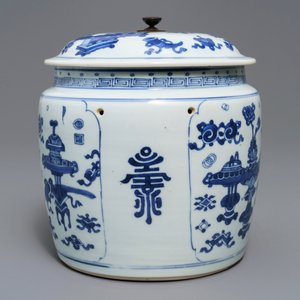 A Chinese blue and white bowl and cover with antiquities design, Kangxi — 照片 2