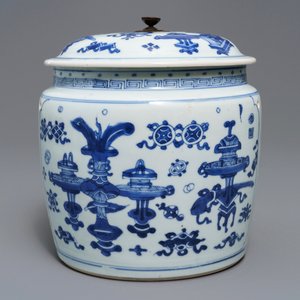 A Chinese blue and white bowl and cover with antiquities design, Kangxi — 照片 3