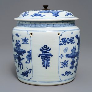 A Chinese blue and white bowl and cover with antiquities design, Kangxi — 照片 4