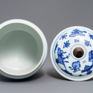 A Chinese blue and white bowl and cover with antiquities design, Kangxi — 照片 5