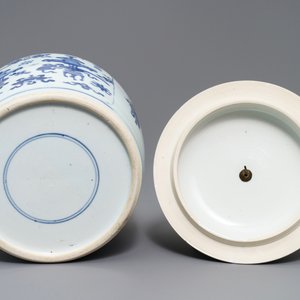 A Chinese blue and white bowl and cover with antiquities design, Kangxi — 照片 6