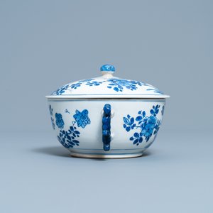 A Chinese blue and white bowl and cover with floral design, Kangxi — 照片 3