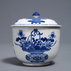 A Chinese blue and white bowl and cover with flower baskets, Kangxi — photo 2