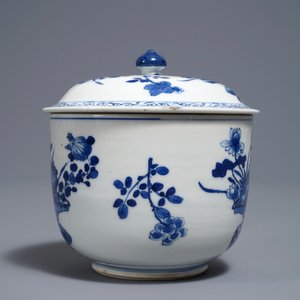 A Chinese blue and white bowl and cover with flower baskets, Kangxi — photo 3