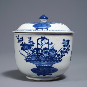 A Chinese blue and white bowl and cover with flower baskets, Kangxi — photo 4