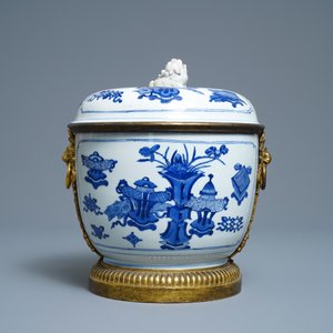 A Chinese blue and white bowl and cover with gilt bronze mounts, Kangxi — 照片 3