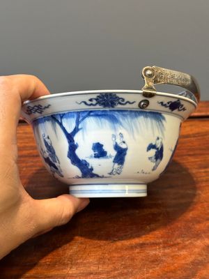 A Chinese blue and white bowl depicting playing boys and ladies with a mounted silver handle, Chenghua mark, Kangxi — 照片 4