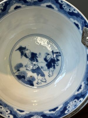 A Chinese blue and white bowl depicting playing boys and ladies with a mounted silver handle, Chenghua mark, Kangxi — 照片 6