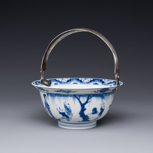 A Chinese blue and white bowl depicting playing boys and ladies with a mounted silver handle, Chenghua mark, Kangxi — 照片 1