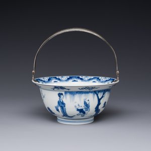 A Chinese blue and white bowl depicting playing boys and ladies with a mounted silver handle, Chenghua mark, Kangxi — 照片 2