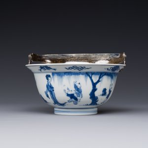 A Chinese blue and white bowl depicting playing boys and ladies with a mounted silver handle, Chenghua mark, Kangxi — 照片 3