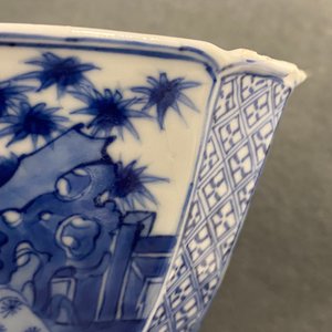 A Chinese blue and white bowl with a lady with cat, Kangxi mark and of the period — photo 11