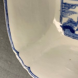 A Chinese blue and white bowl with a lady with cat, Kangxi mark and of the period — photo 12